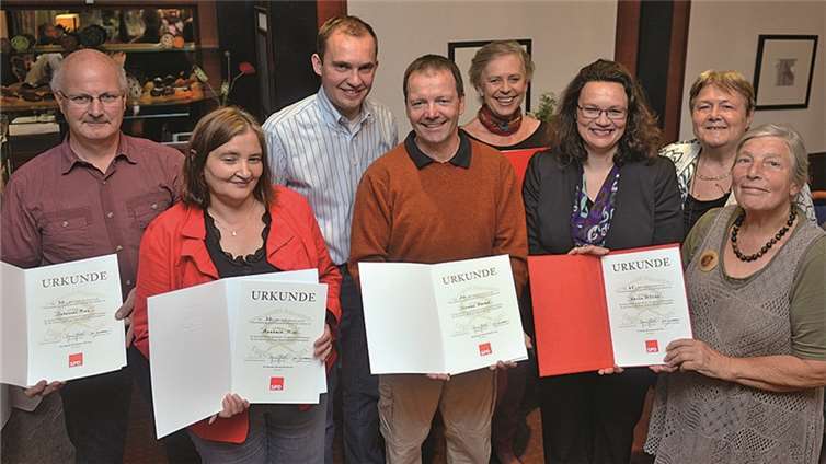 Die Generalsekretärin der Bundes-SPD, Andrea Nahles (3. v. r.) und Ortsvereinsvorsitzender Jörn Kampmann nahmen die Ehrungen für langjährige Mitgliedschaft vor. RÜ