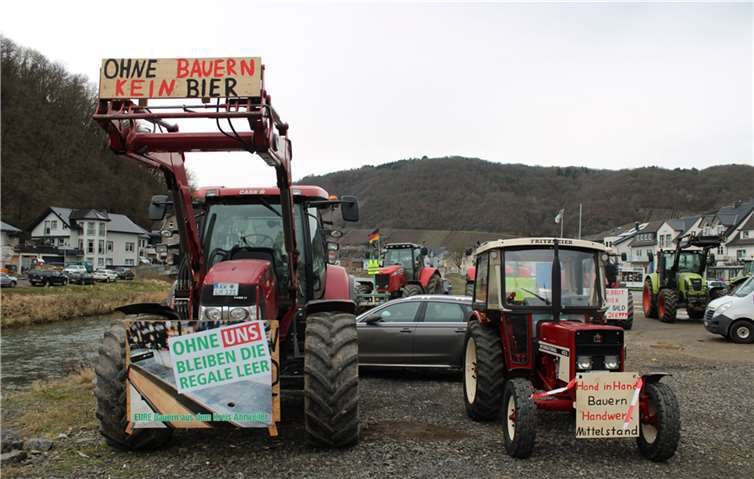 Landwirte und Winzer erwarten Zugeständnisse der Politik Die Generalversammlung war von erneuten Protesten der Landwirte und Winzer gegen die Beschlüsse der Bundesregierung begleitet.