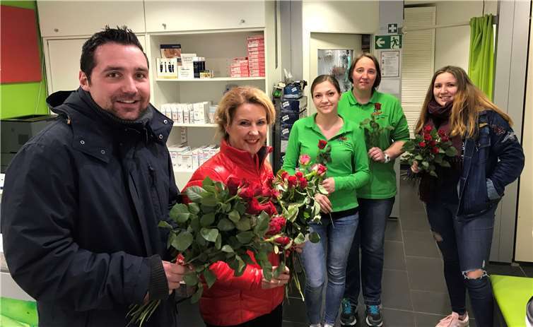 Die Genossen verteilten Rosen an die Damen. Foto: Christian Simon