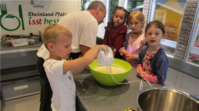 Die Genussbotschafter und Mitarbeiter des Kochbusses zeigten den Kindern, wie viel Spaß es macht, gesundes Essen selbst zu kochen.