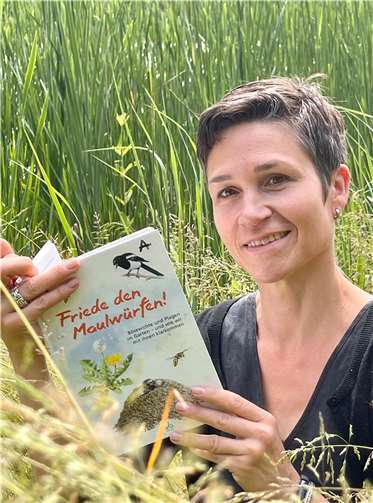Die Geoökologin will ökologische Zusammenhänge vermitteln und Lebensräume der heimischen Tier- und Pflanzenwelt fördern und schützen.  Foto: Pala Verlag