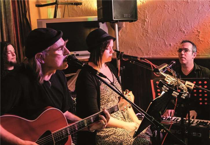 Die George-Harrison-Coverband „The Backyardcats“ trat zum dritten mal in Mayen auf - die Zuschauer waren begeistert.privat