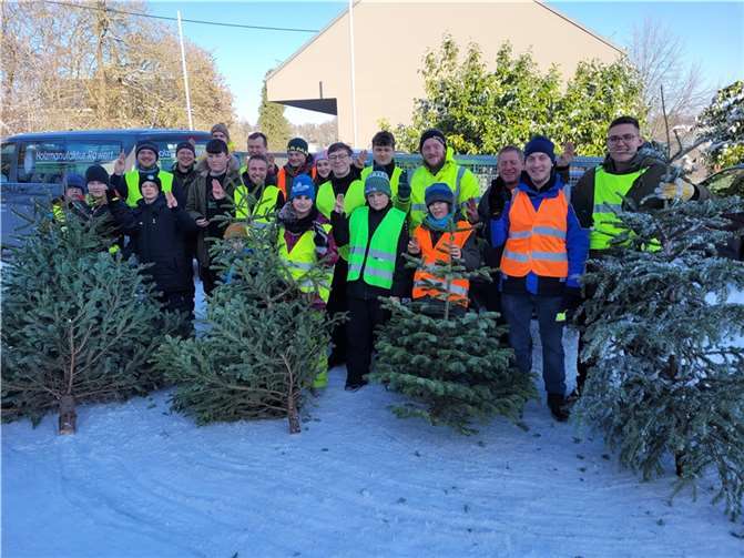 Die Georgspfadfinder Mendig haben die ausgedienten Weihnachtsbäume in Mendig eingesammelt.  Foto: privat