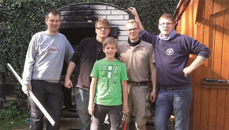 Die Georgspfadfinder Mendig installieren ihren frisch sanierten Holzbackofen im Pastursch´s Joarten. privat