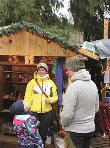 Die Georgspfadfinder offerierten zahlreiche weihnachtliche Geschenkideen.