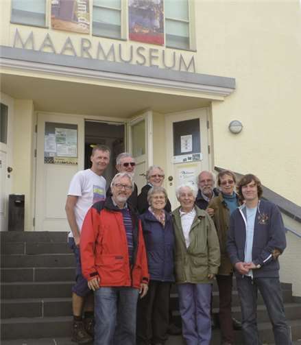Die Geotourismusgruppe aus Freiburg und Heidelberg mit Dr. Matthias Geyer (2. Reihe links) vor dem informativen Maarmuseum in Manderscheidprivat