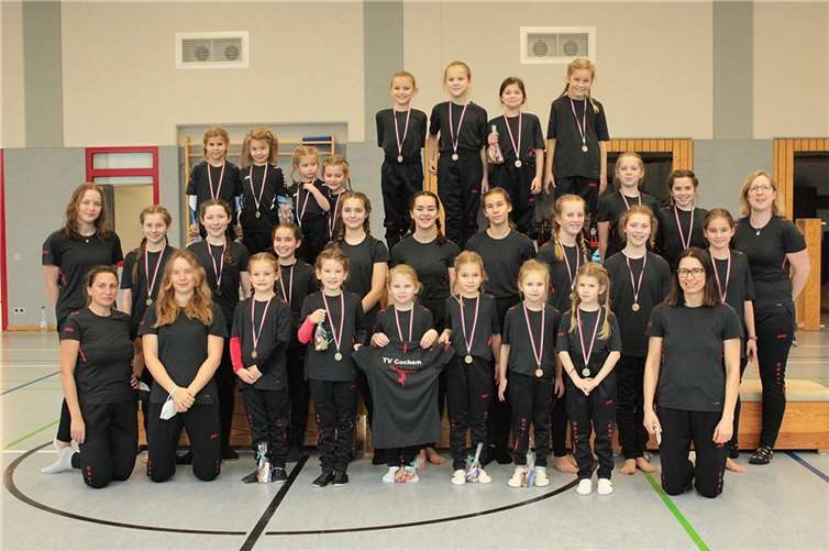 Die Gerätturnerinnen des TV Cochem konnten eine corona-konforme Vereinsmeisterschaft durchführen. Gruppenleiterin Aga Hoepp (3. v.re.) freute sich über ein wenig „Wettkampf-Feeling“. Foto: privat