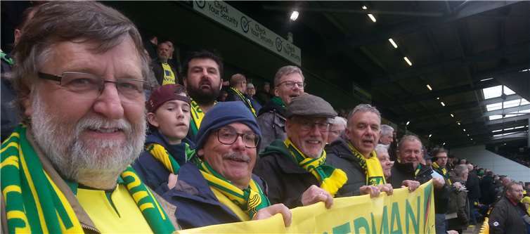 Die German Canaries hinter ihrem Banner von links: Vordere Reihe von links, Günter Fuchshofen, Berthold Loth, Dieter Distelrath, Paul Standley, hintere Reihe von links Guido Hahn (verdeckt), Max und Dave Rumary, Uwe Bell.. Foto: privat