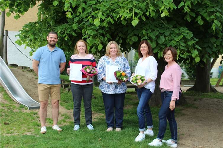 Die Gesamtleitungen Beate Knuffmann (rechts) und Eric Weiler (links) freuen sich mit den Kita-Leiterinnen Susanne Berg-Mesenholl, Kita St. Martin Engers (2.v.l.), Sabine Oshinowo-Ogunleye, Kita Heilig Kreuz (Mitte), und Tanja Fischer, Kita Maria Himmelfahrt Gladbach (2.v.r.).  Foto: Eva Schlaf