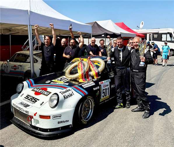 Die Gesamtsieger André Kunkel, Michael Funke und Heiko Hammel ADAC 24h Classic – Youngtimer Trophy.  Foto: Wilfried Kaufmann