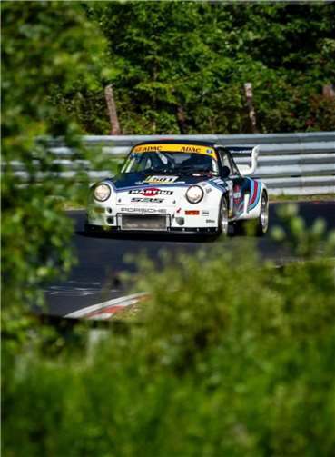 Die Gesamtsieger André Kunkel, Michael Funke und Heiko Hammel auf der Nordschleife. Foto: Racepic Hofacker