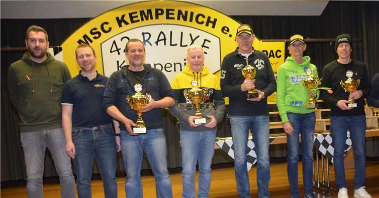 Die Gesamtsieger der 42. ADAC Rallye Kempenich hatten gut lachen! Von links: Kempenichs Bürgermeister Dominik Schmitz, Kai Hantel, Frank Färber, Peter Schaaf, Georg Berlandy, Ulrike Schmitt, David Jahn und Thomas Stern. Fotos: BE