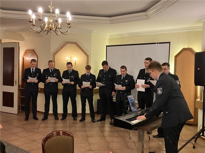Die Gesangsgruppe der Feuerwehr Plaidt unter musikalischer Leitung von Aaron Röder (rechts) sorgte wieder für Stimmung. Fotos: Leoni Buthe/ Feuerwehr Plaidt