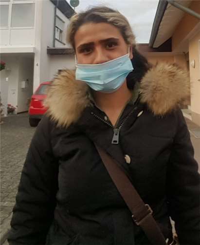 Die Geschädigte konnte noch ein Bild der Geldabholerin aufnehmen. Foto: Polizeidirektion Montabaur