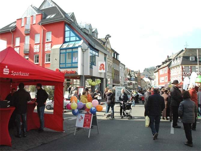 Die Geschäfte und Firmen der Stadt nutzen das Frühlingsfest, um sich dem Publikum am verkaufsoffenen Sonntag zu präsentieren.