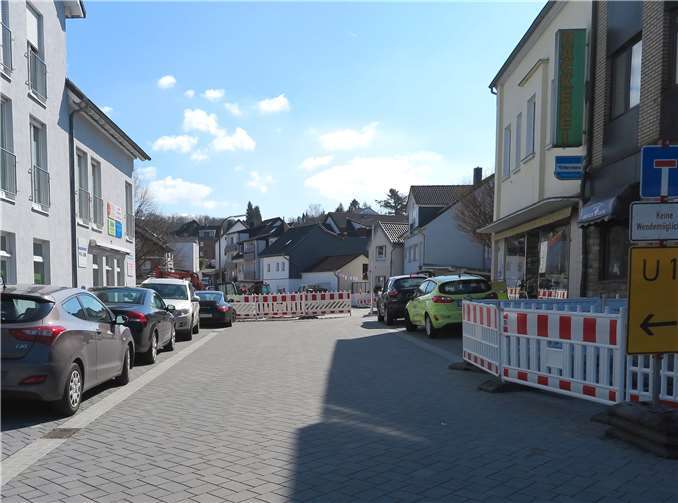 Die Geschäfte und Praxen am Vorplatz Henseler Hof sind von der L 123 aus wieder erreichbar. Foto: Gemeinde Wachtberg
