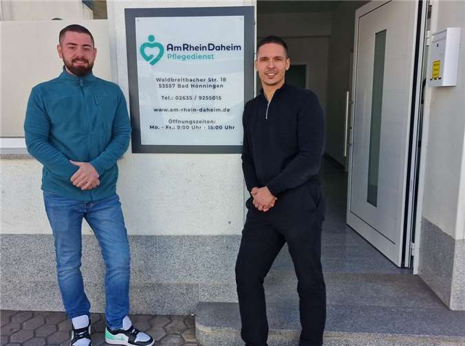 Die Geschäftsführer Lukas Steinhorst (l.) und Tarek Mansour am Firmeneingang.