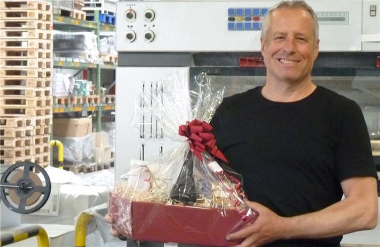 Die Geschäftsführer Peter und Hermann Krupp bedanken sich bei Ralf Flink-Wilhelm für 25-jährige Betriebszugehörigkeit mit einem Präsentkorb. Mit dabei waren Corinna Krupp, die Betriebsratsvorsitzende Marianne Hedwig, Betriebsleiter Martin Seidel und Auftragsbearbeiter Sven Lücking. Aufgrund der Abstandsvorgaben in der Zeit der Corona-Krise wurde auf das obligatorische Gruppenfoto verzichtet.Foto: privat