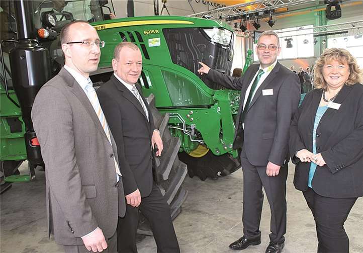 Die Geschäftsführer Werner Hoven (l.) und Dieter Mies (3.v.l.) zeigten dem Bürgermeister der Stadt Polch Gerd Klasen (2.v.l.) und seiner 1. Beigeordneten Claudia Blotzki ihre neuesten Maschinen.