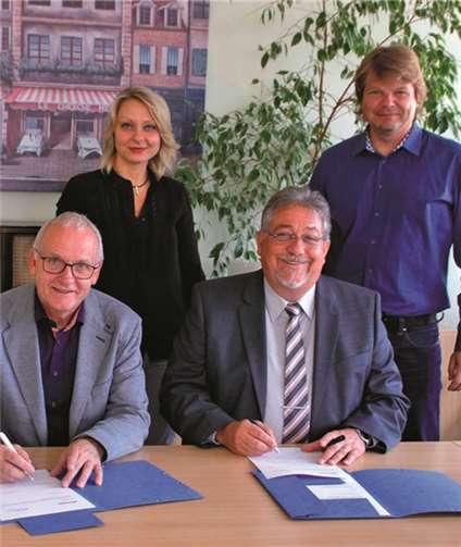 Die Geschäftsführer Wilbert Peifer (HTZ) und Rolf Koch (Jobcenter Mayen-Koblenz) (vorne v.l.) unterzeichnen die Kooperationsvereinbarung. Margreth Kühner-Pustrowski und Christoph Kretschmer sind beim Jobcenter für die Umsetzung verantwortlich. privat