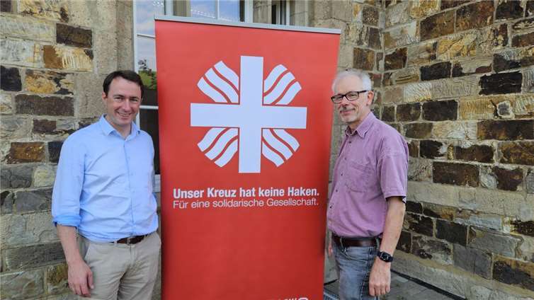 Die Geschäftsführer des Caritasverbandes Rhein-Mosel-Ahr e. V., Christian von Wichelhaus (l.) und Richard Stahl (r.), unterstützen stellvertretend für den Gesamtverband die Kampagne „Unser Kreuz hat keine Haken“.  Foto: Lena Schmickler