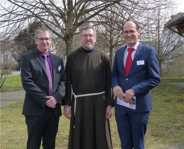 Die Geschäftsführer des Heinrich-Hauses, Andreas Rieß (li) und Erwin Waider (re) mit Prof. P. Dr. Ludger Ägidius Schulte, der in seinem Gastvortrag wertvolle Impulse lieferte.