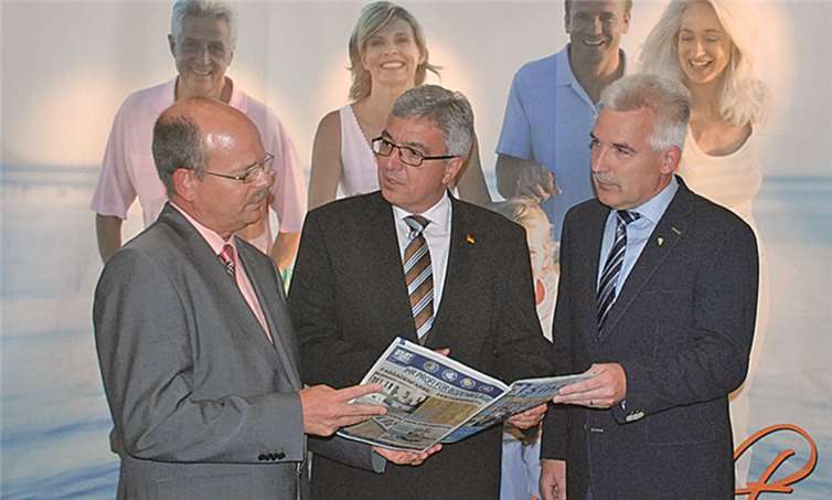 Die Geschäftsführer des Krupp Verlages Hermann Krupp (1.v.l.) und Peter Krupp (1.v.r.) begrüßtenInnenminister Roger Lewentz im Medienzentrum des Verlages in Sinzig Schwarz