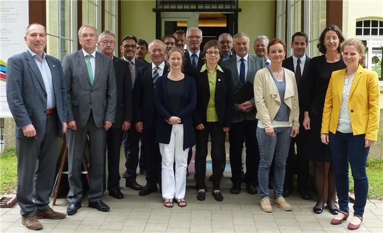 Die Geschäftsführerin Dr. Friedericke Weber und die Vorsitzende I. D. Isabelle Fürstin zu Wied (1. und 2. v.l.) vom Naturpark Rhein-Westerwald e.V. trafen sich mit den Naturpark-Vorsitzenden und Geschäftsführern aus Rheinland-Pfalz um über die Zukunft der Naturparks im Land zu sprechen.privat