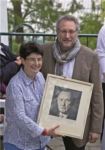 Die Geschäftsführerin der „Stiftung Bundeskanzler-Adenauer-Haus“ Corinna Franz und der Vorsitzende Hans Josef Seidel mit dem Bild des ehemaligen Kanzlers.privat