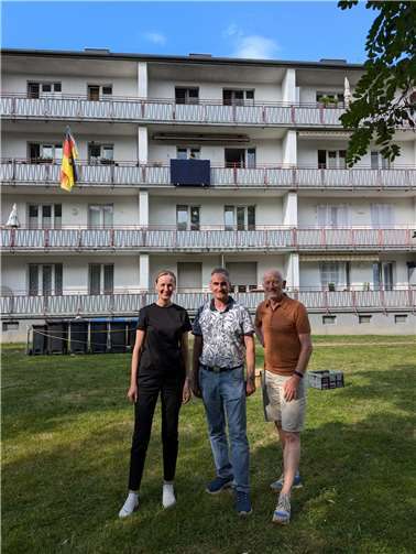 Die Geschäftsführerin des Bauvereins und Vertreter der Klimawerkstatt Andernach treffen sich anlässlich der Installation des ersten Balkon-Kraftwerkes. Foto: Maria Zimmer