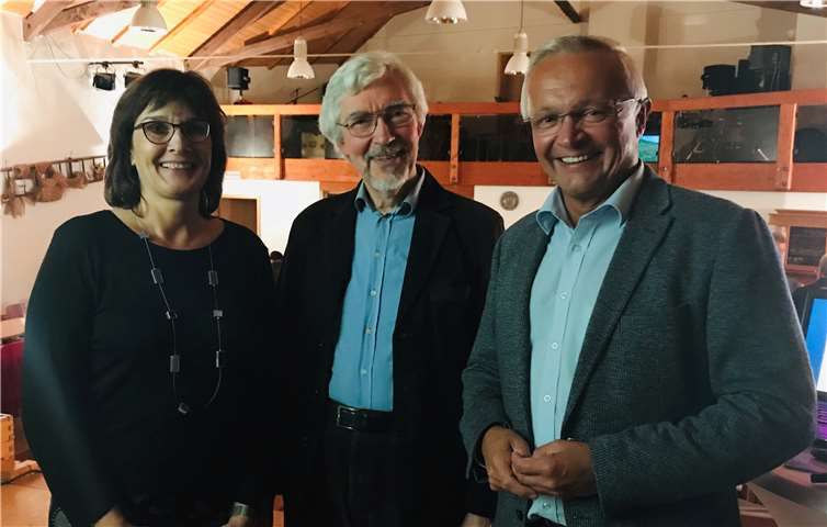 Die Geschäftsführerin des Naturparks Irmgard Schröer mit dem Referenten Dr. Rudolf Rabe sowie Landrat Achim Hallerbach (v.l.n.r.).Foto: Naturpark Rhein-Westerwald