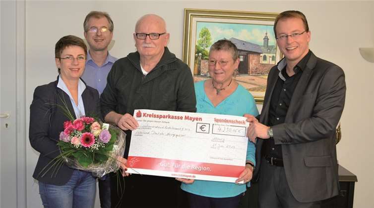 Die Geschäftsführerin des Volksbund-Bezirksverbands Koblenz, Bettina Hörter, Verwaltungsfachwirt Sachgebiet Volksbund im Rathaus, Thorsten Mintgen, Ingeborg Frank sowie der Volksbund-Beauftragte für Mendig Gerald Frank und Bürgermeister Jörg Lempertz bei der symbolischen Scheckübergabe im Rathaus Mendig (v. l.). privat