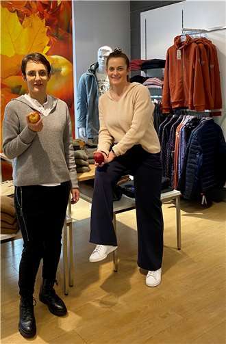 Die Geschäftsführerinnen des Modehauses Mintgen, Elisabeth Geisen-Zerwas und Eva Geisen-Schlich freuen sich auf den Bratapfelsonntag.Foto: privat