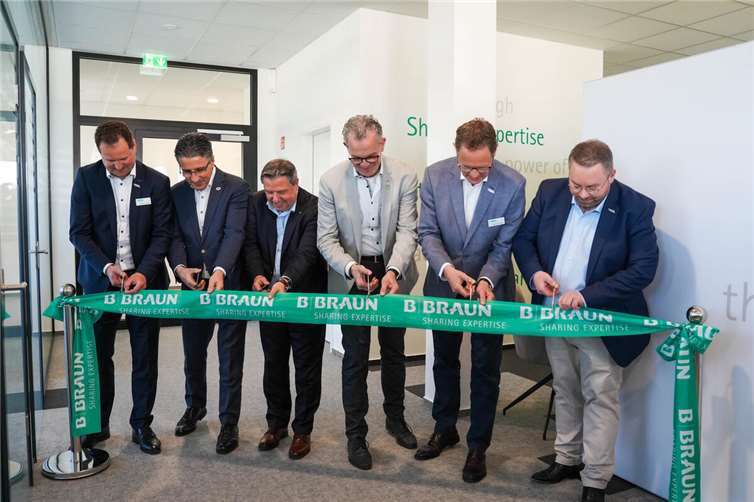 Die Geschäftsführung der B. Braun Gesundheitsservice (von links nach rechts) bei der Eröffnung des neuen Standortes: Alexander von der Straten, Andreas Walde, Christian von dem Bussche und Christopher Böffel, zusammen mit Bauherren und Vermieter Ilmi Viqa (zweite von links) und Bürgermeister Gerd Harner (vierte von links). Quelle: B. Braun Gesundheitsservice GmbH