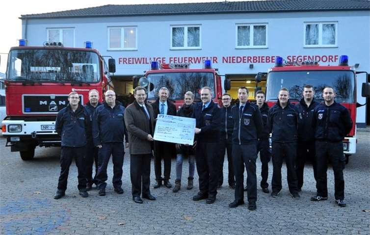 Die Geschäftsführung der Raiffeisendruckerei überreicht den symbolischen Scheck an die Kameraden. privat