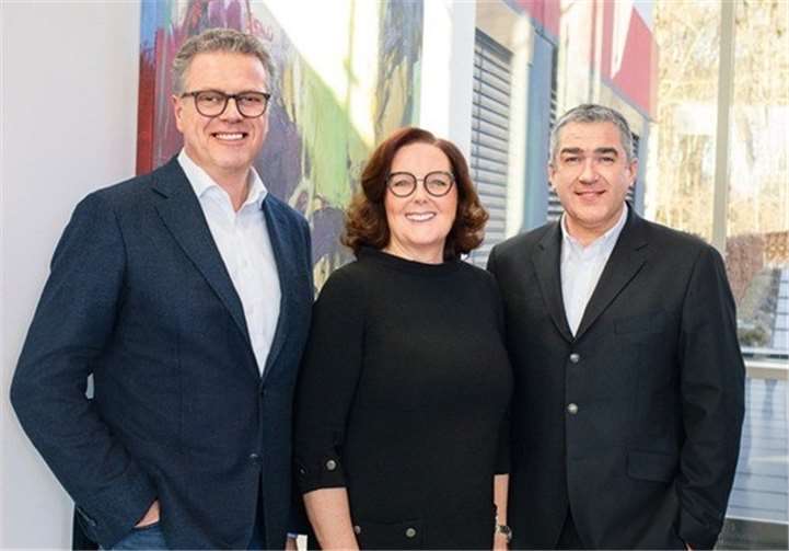 Die Geschäftsführung der porta Holding (v.l.n.r.): Achim Fahrenkamp, Birgit Gärtner, Dr. h. c. Jürgen Gerdes. Foto: porta Unternehmensgruppe