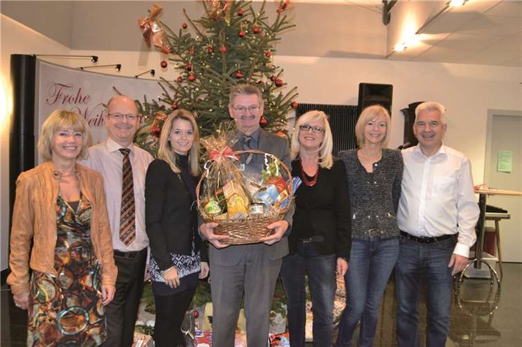 Die Geschäftsführung des KRUPP Medienzentrums, Bärbel, Hermann und Susanne Krupp (v.l.) sowie Gerlinde und Peter Krupp (rechts), „verabschiedeten“ Anzeigenleiter Hans-Werner Profittlich nach Koblenz und wünschten Annja Schneider-Knopp viel Erfolg in ihrer neuen Position. Ute Weiner