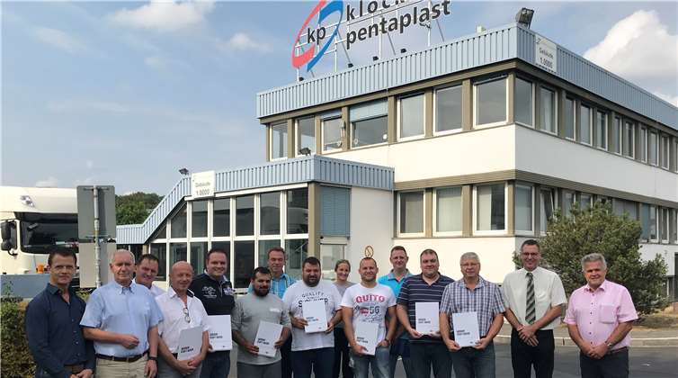 Die Geschäftsführung gratuliert Suat Akguen, Dirk Hannappel, Oliver Schuth, Daniel Mies, Valeri Schäfer, Martin Widera, Georgios Liouros, Wolfgang Krekel, Christopher Roth sowie Sascha Blaum zur erfolgreichen Maschinenführerschulung. Klöckner Pentaplast