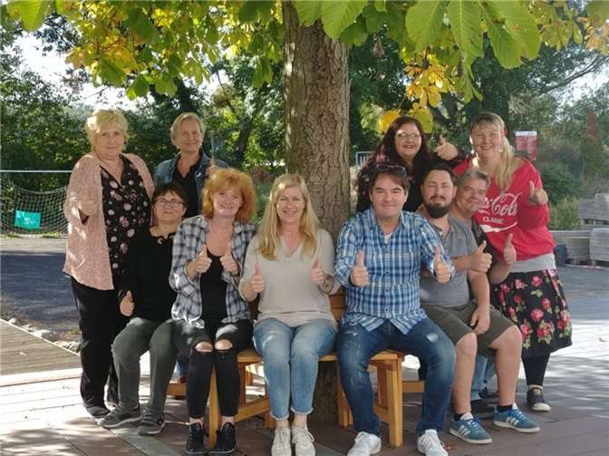 Die Geschäftsführung und Mitarbeiter:innen des Kinderheims Dr. Dawo freuen sich über die Spende der Town & Country Stiftung. Foto: Kinderheim Dr. Dawo