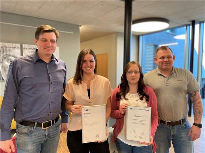 Die Geschäftsleitung gratuliert Hanna Ammel und Jasmin Rausch zu den erreichten Abschlüssen.  Foto: privat