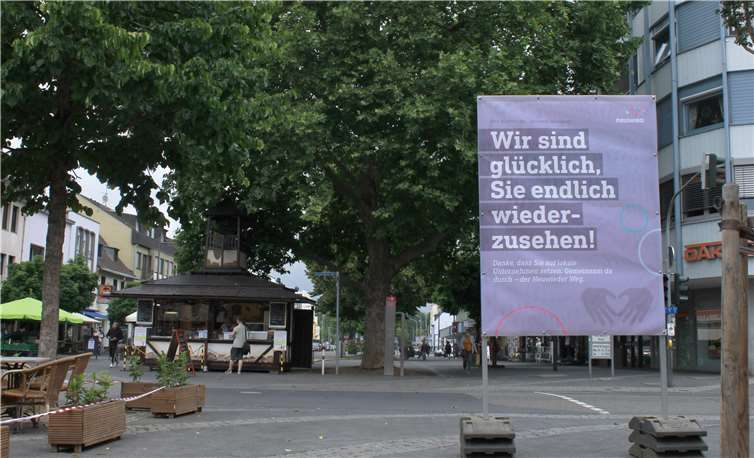 Die Geschäftsleute freuen sich auf Kunden.