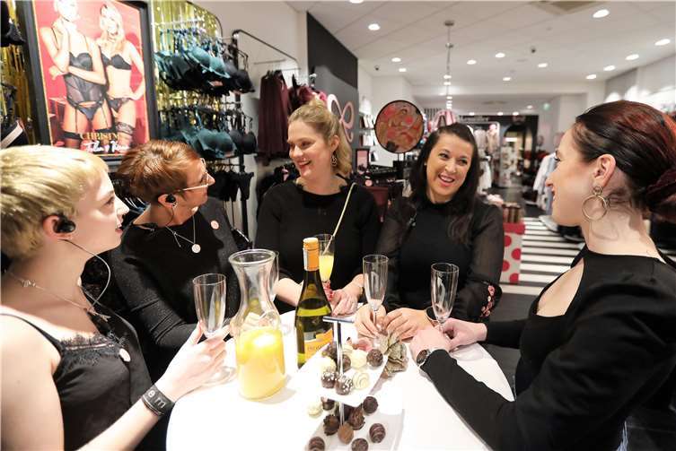 Die Geschäftsleute und Ladenbetreiber boten ihren Kundinnen eine außergewöhnliche Atmosphäre.