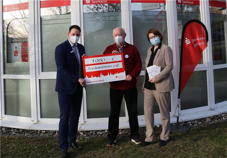 Die Geschäftsstellenleitung der SPK Asterstein Frank Castor (li.) und Stefanie Bräutigam (re.) überreichte einen Scheck an Bernd Wangelin (Vorsitzender Friedenskinder).Foto: PSM
