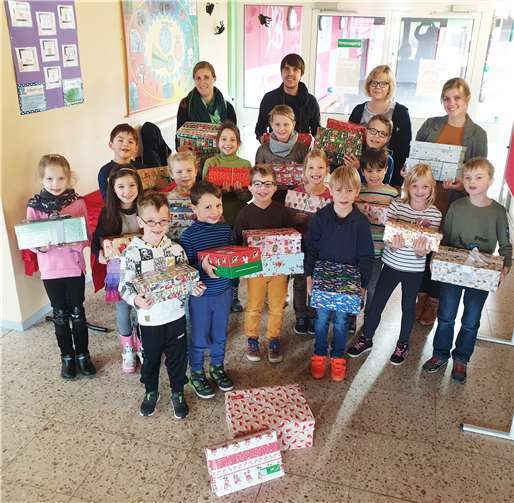 Die Geschenkkartons sind eine Überraschung für Kinder in verschiedenen Ländern, die unter Armut leiden. Foto: Marienschule Breitscheid