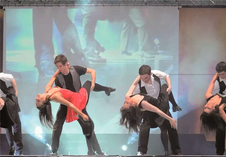 Die Geschichte des irischen Stepptanzes wird den Zuschauern auf musikalischer und tänzerischer Weise näher gebracht. Dirk Bautz