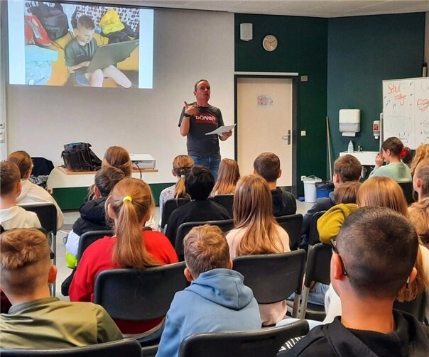 „Die Geschichten kommen zu mir“ - so erklärte der bekannte Jugendbuchautor Stefan Gemmel den 5. Klassen bei einer Lesung, wie seine Bücher entstehen. Foto: privat