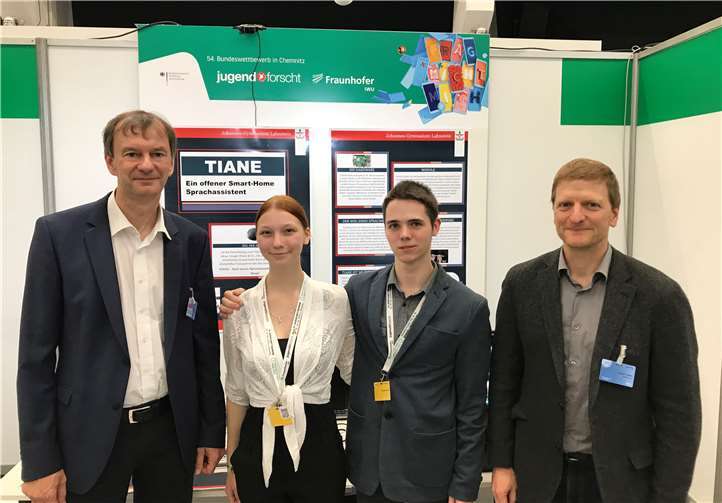Die Geschwister Klara und Ferdinand Krämer wurden für ihren Smart-Home-Sprachassistenten TIANE beim Bundesfinale von „Jugend forscht“ unter 190 Teilnehmern mit dem zweiten Preis ausgezeichnet. Foto: privat