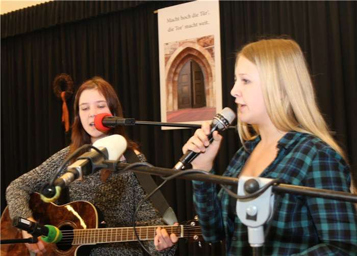 Die Geschwister Thiesen unterhielten die Senioren mit Gesang und Gitarrenspiel.SES