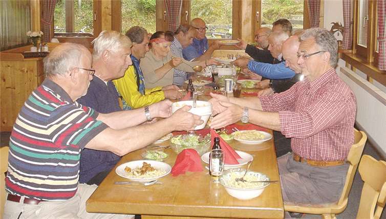 Die Gesellschaft beim Essen.Privat