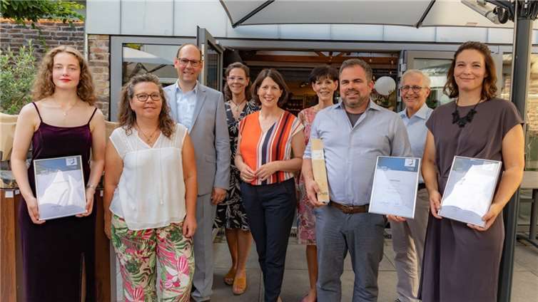 Die Gesellschafter-Familien von Jansen, die Sprecherin der Jury, Ministerin Daniela Schmitt, die Finalistinnen Paula Zumkeller (li.) und Dr. Ragna Neumann-Franz (re.) sowie der Ehrenpreisträger 2024 Markus Bell.  Foto:Stephan Wirwalski/Jansen